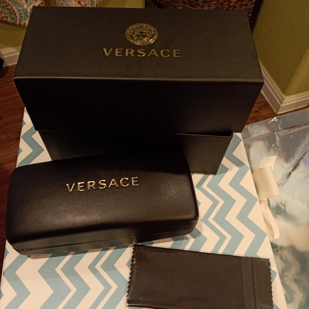 Lot 4 sunglass cases Tory Burch, Versace, Kylie